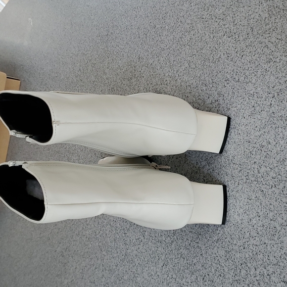 Lattelier off white booties polyurethane new with box size 38. - Picture 3 of 8